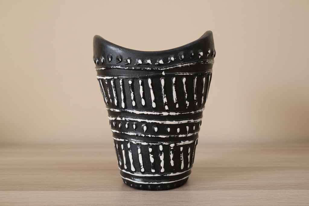 Jarrón étnico negro terracotta vacío